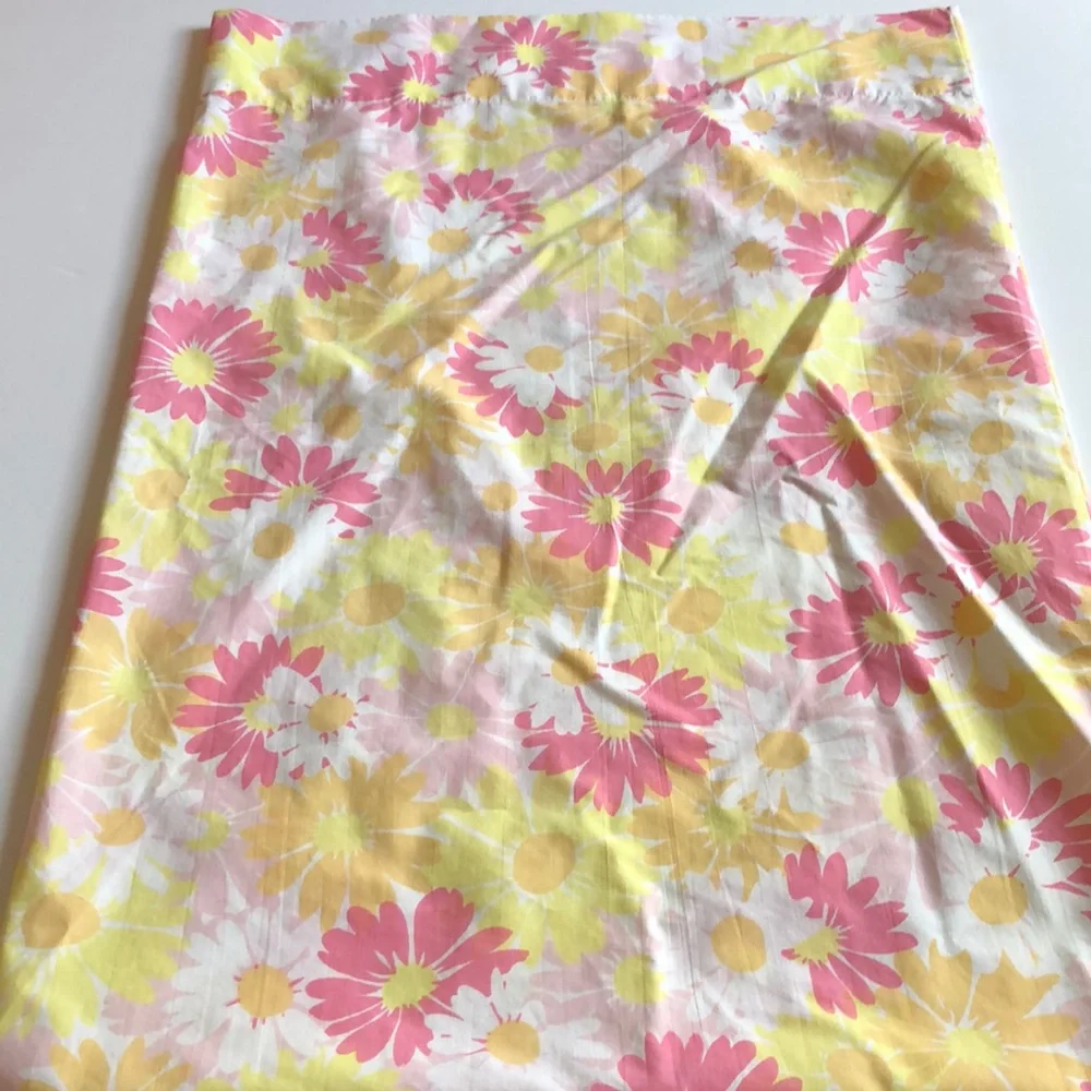 Pequot Floral Pillowcase Set 1970s Pink and Yellow Daisies Pequot Pillowcase